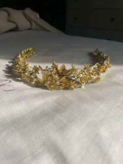 Tocado novia dorado con flores - miniatura 1