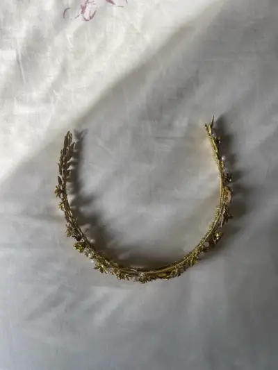 Tocado novia dorado con flores - miniatura 3