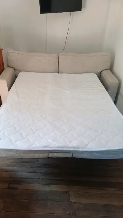 Sofá cama beige en buen estado - miniatura 1