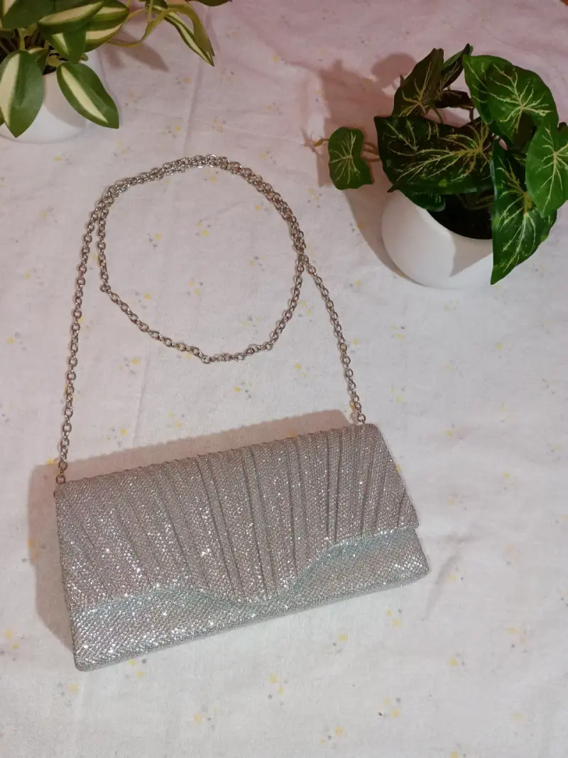 Cartera brillante con cadena - 1