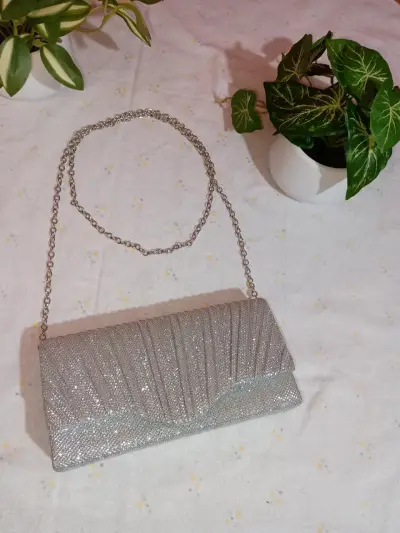 Cartera brillante con cadena - miniatura 1