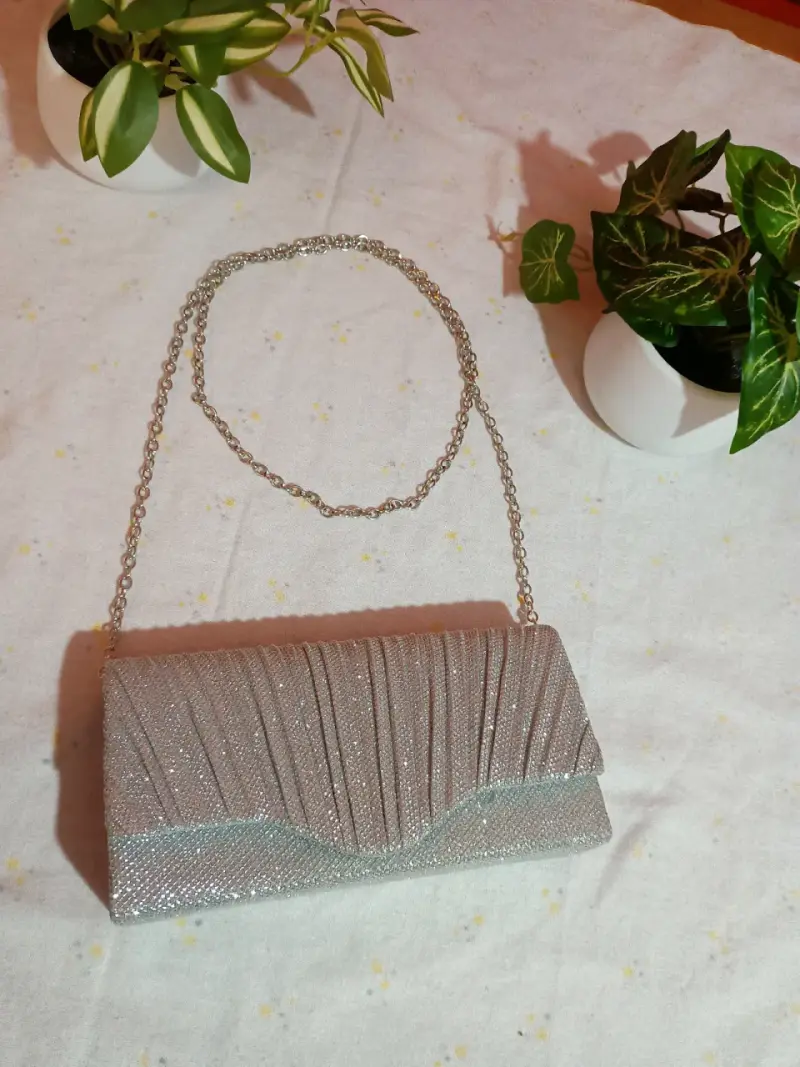 Cartera brillante con cadena - 3
