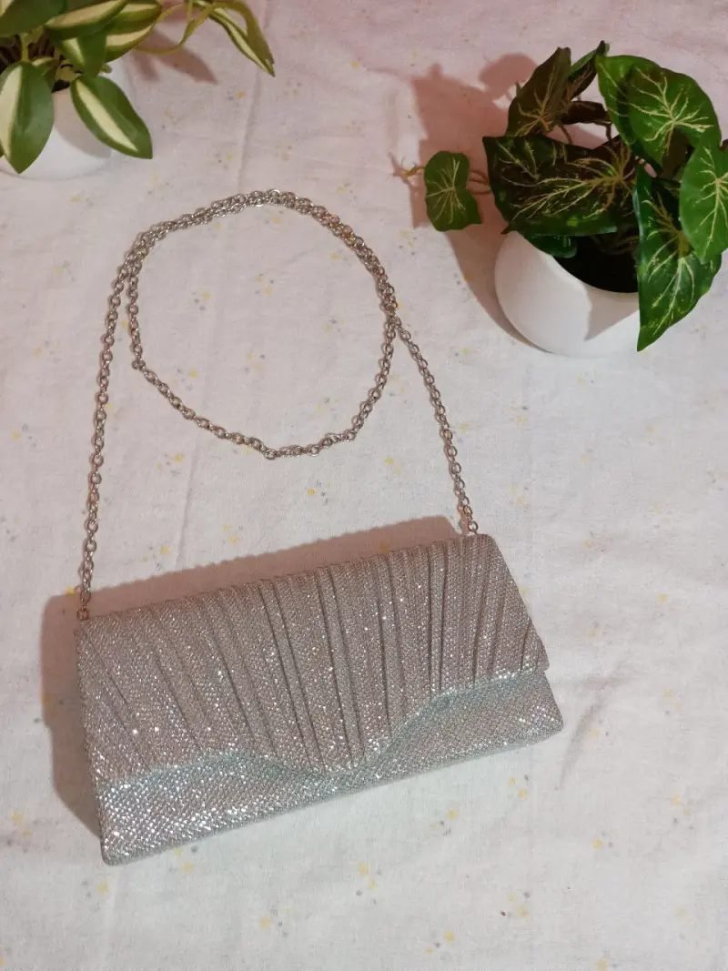 Cartera brillante con cadena - 4