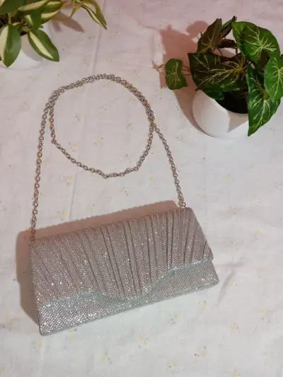 Cartera brillante con cadena - miniatura 4