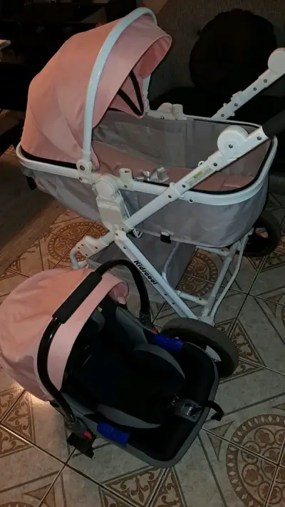 Coche de bebé rosa con silla - miniatura 1