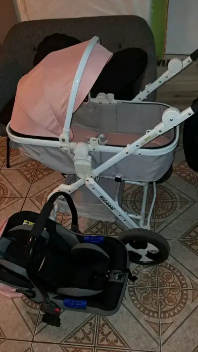 Coche de bebé rosa con silla - miniatura 2