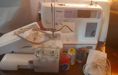Máquina bordadora Brother con accesorios - miniatura 2