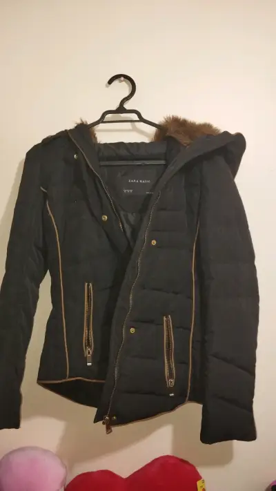 Chaqueta negra con capucha Zara - miniatura 1