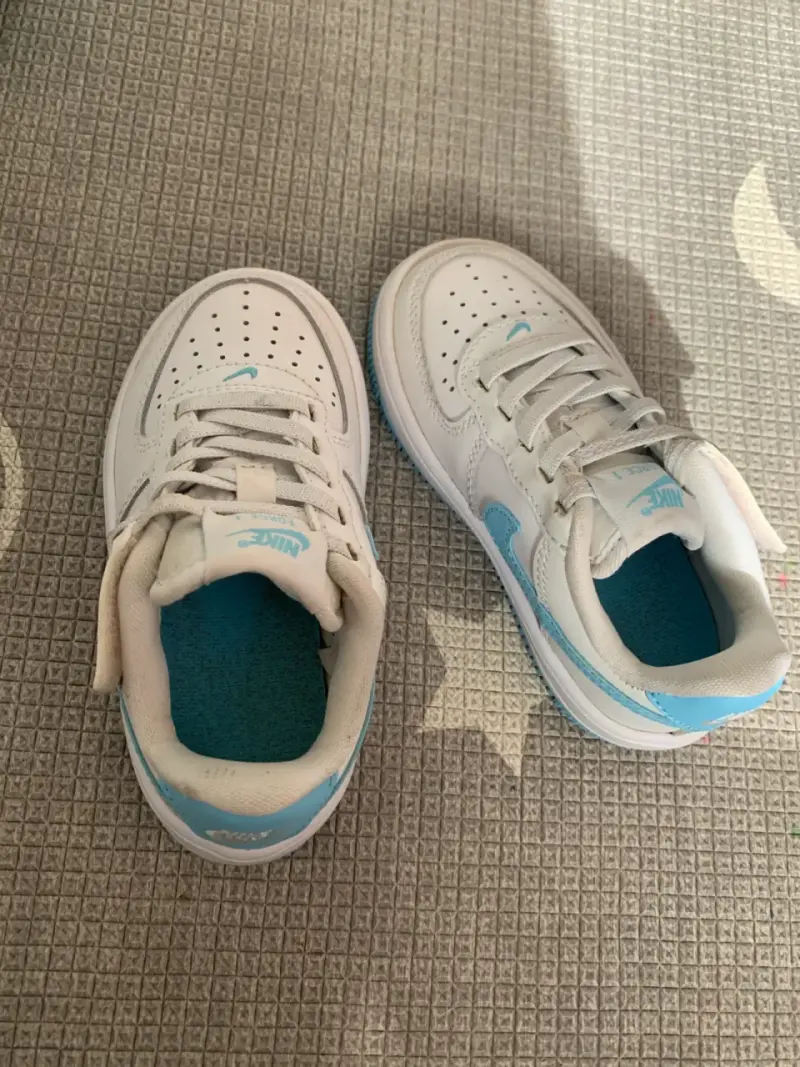 Zapatillas blancas con detalles celestes - 1
