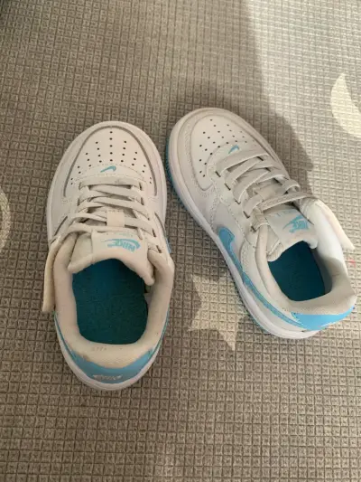 Zapatillas blancas con detalles celestes - miniatura 1
