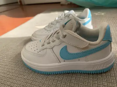 Zapatillas blancas con detalles celestes - miniatura 2