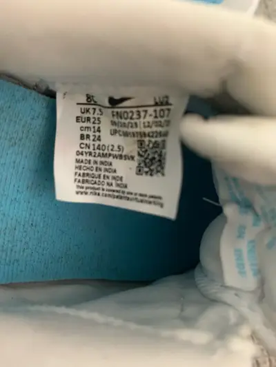 Zapatillas blancas con detalles celestes - miniatura 3