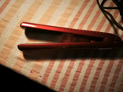Plancha de pelo roja Pichara - miniatura 2