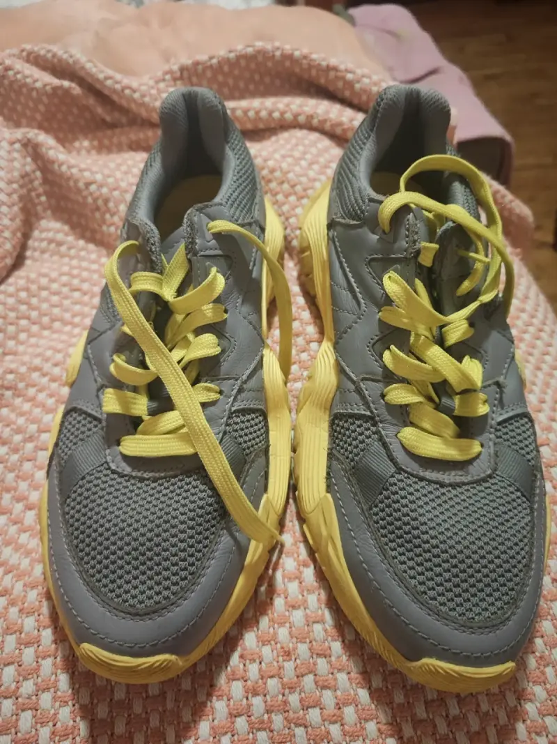 Zapatillas deportivas grises y amarillas - 1
