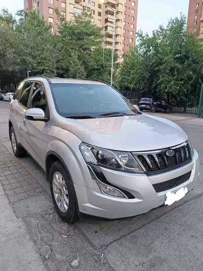 SUV Mahindra XUV500 2019 - miniatura 2