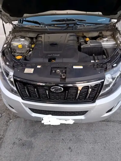 SUV Mahindra XUV500 2019 - miniatura 4