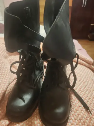 Botas negras de cuero - miniatura 1