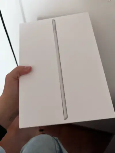 Tablet Apple 9 generación  en caja con accesorios - miniatura 3