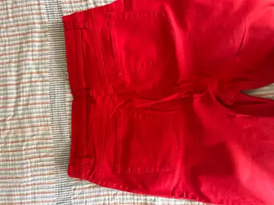Pantalones rojos vibrantes - miniatura 3