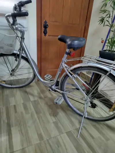 Bicicleta aluminio urbana gris con canasto - miniatura 2