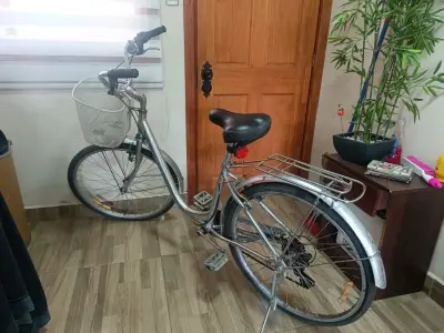 Bicicleta aluminio urbana gris con canasto - miniatura 4