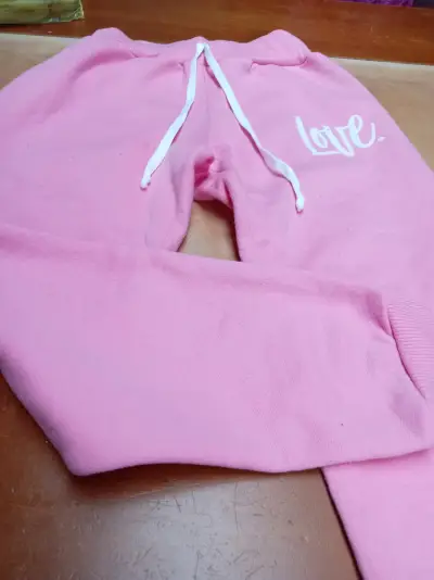 Pantalones rosados con diseño 'Love' - miniatura 1
