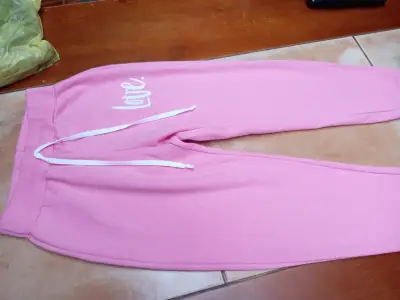 Pantalones rosados con diseño 'Love' - miniatura 2