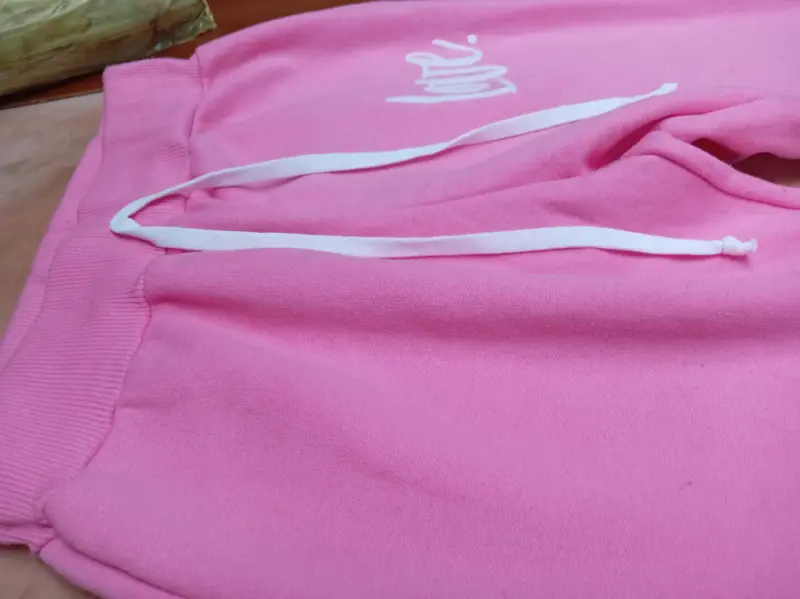 Pantalones rosados con diseño 'Love' - 3