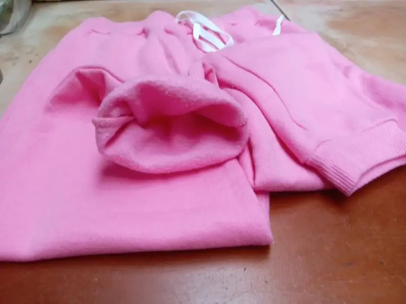 Pantalones rosados con diseño 'Love' - 4