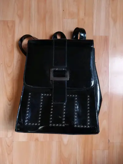 Mochila negra con tachas - miniatura 1