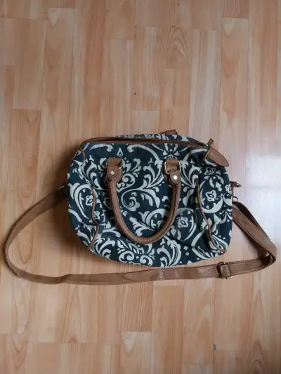 Mochila negra con tachas - miniatura 2