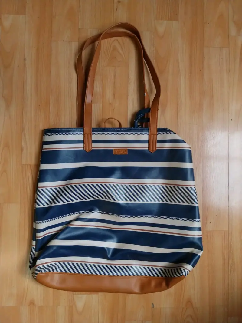 Mochila negra con tachas - 3