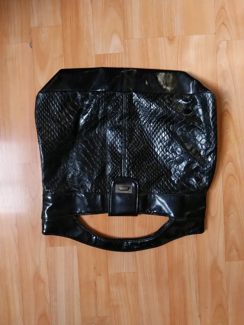 Mochila negra con tachas - 4
