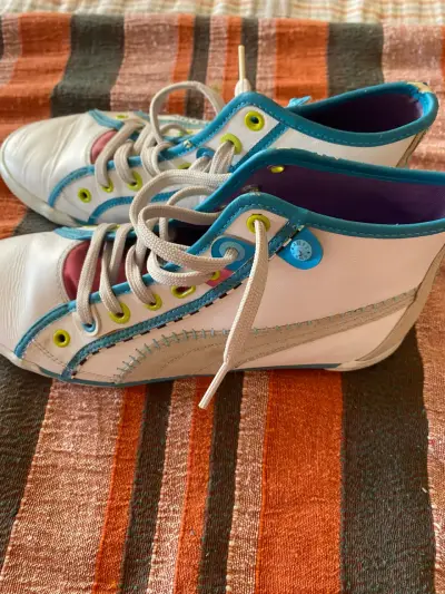 Zapatillas blancas con detalles coloridos Puma - miniatura 2