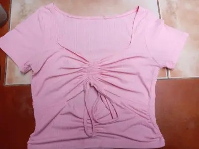 Polera rosada con fruncido - miniatura 1