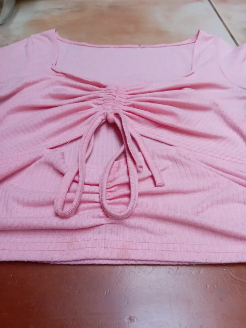 Polera rosada con fruncido - 2