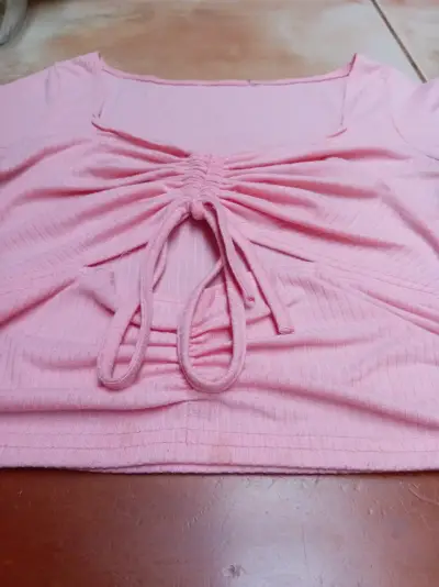 Polera rosada con fruncido - miniatura 2
