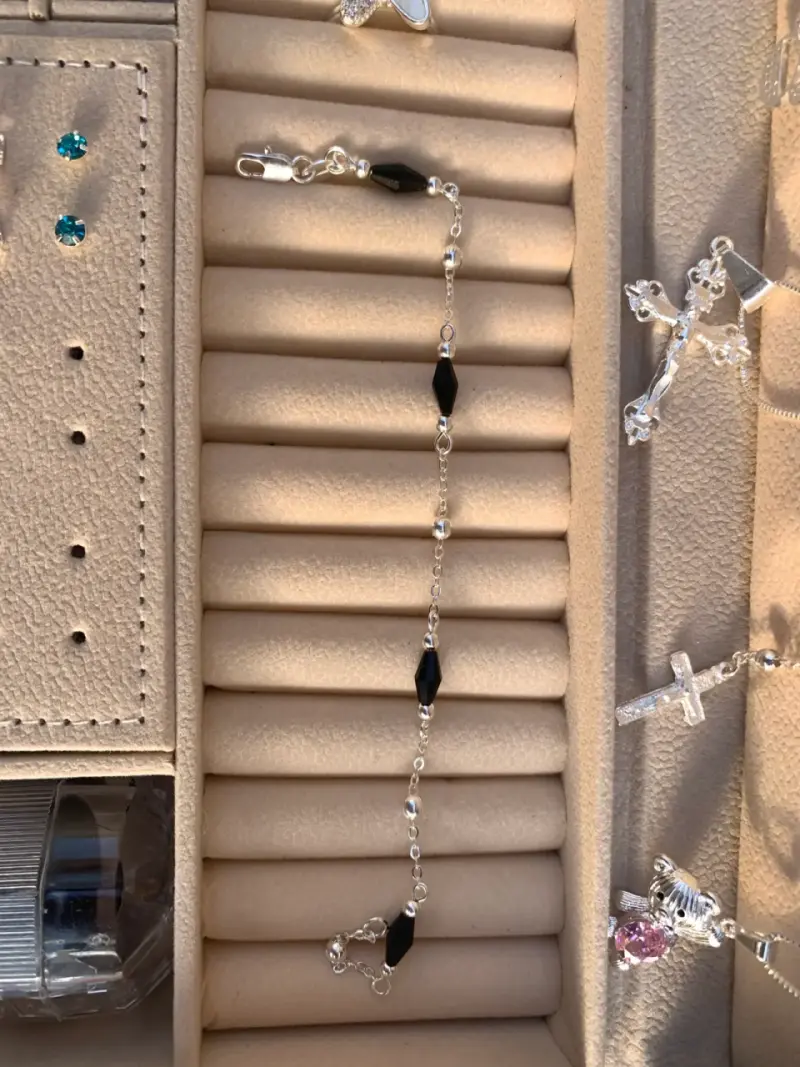 Pulsera de plata con detalles negros