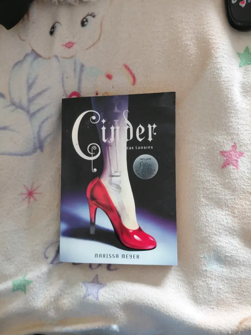 Libro 'Cinder' Marissa Meyer - 1
