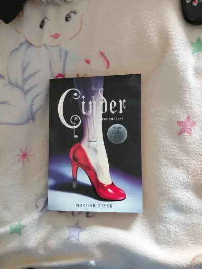 Libro 'Cinder' Marissa Meyer - miniatura 1