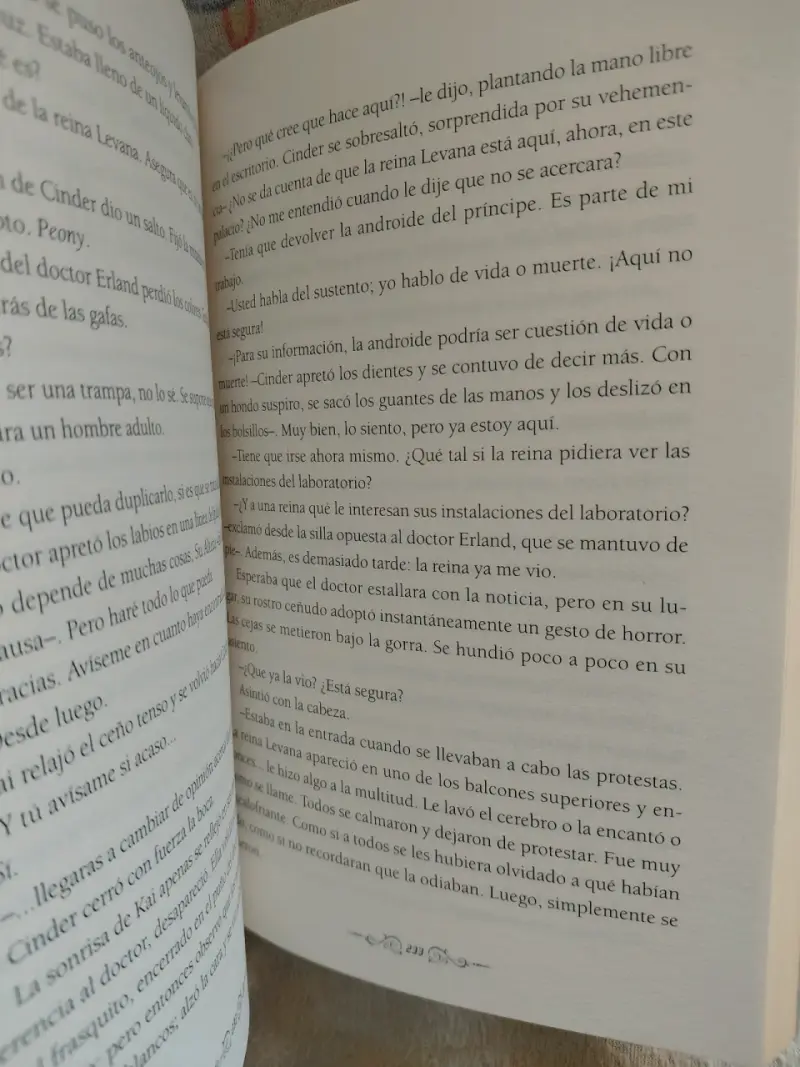 Libro 'Cinder' Marissa Meyer - 3