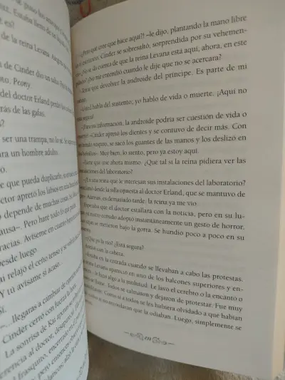 Libro 'Cinder' Marissa Meyer - miniatura 3