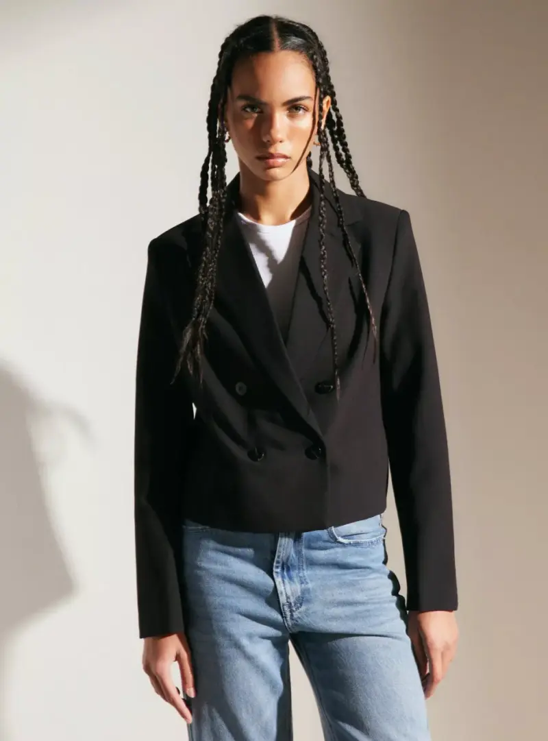 Blazer Alaniz cropped negro de mujer