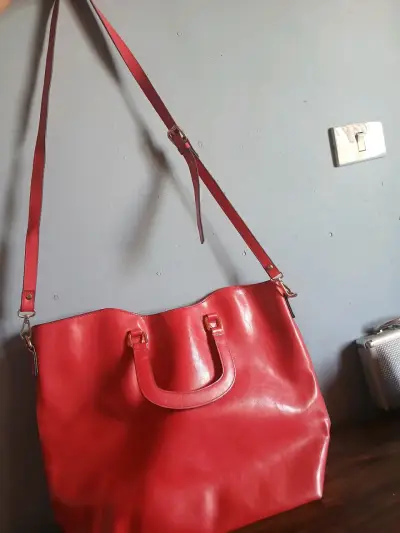 Bolso rojo con correa ajustable - miniatura 1