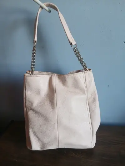 Bolso rojo con correa ajustable - miniatura 2