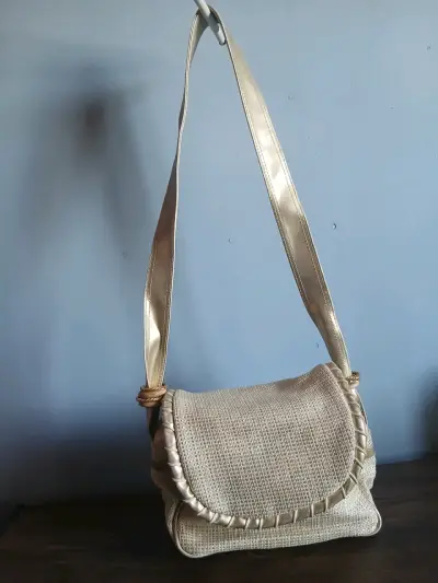 Bolso rojo con correa ajustable - miniatura 3