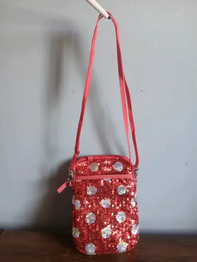 Bolso rojo con correa ajustable - miniatura 4