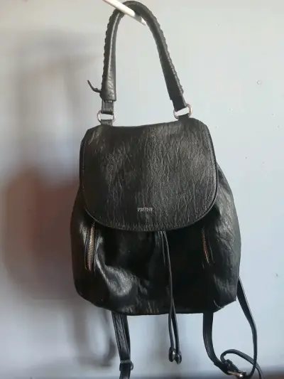 Bolso rojo con correa ajustable - miniatura 5