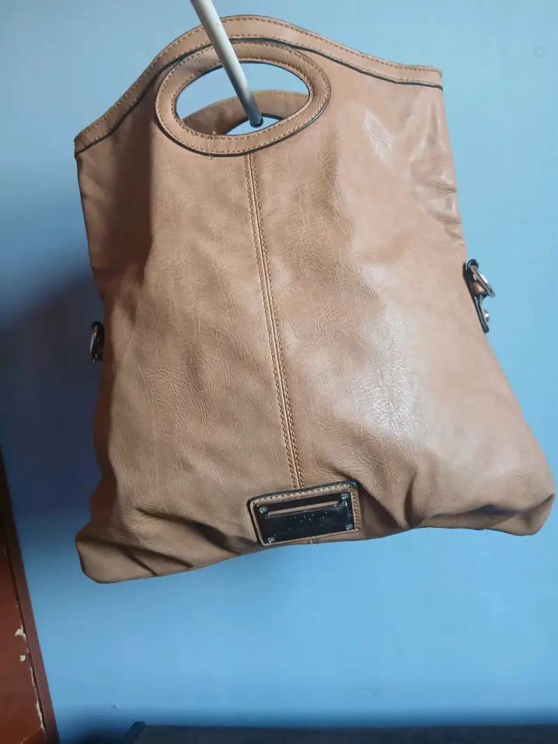 Bolso rojo con correa ajustable - 6