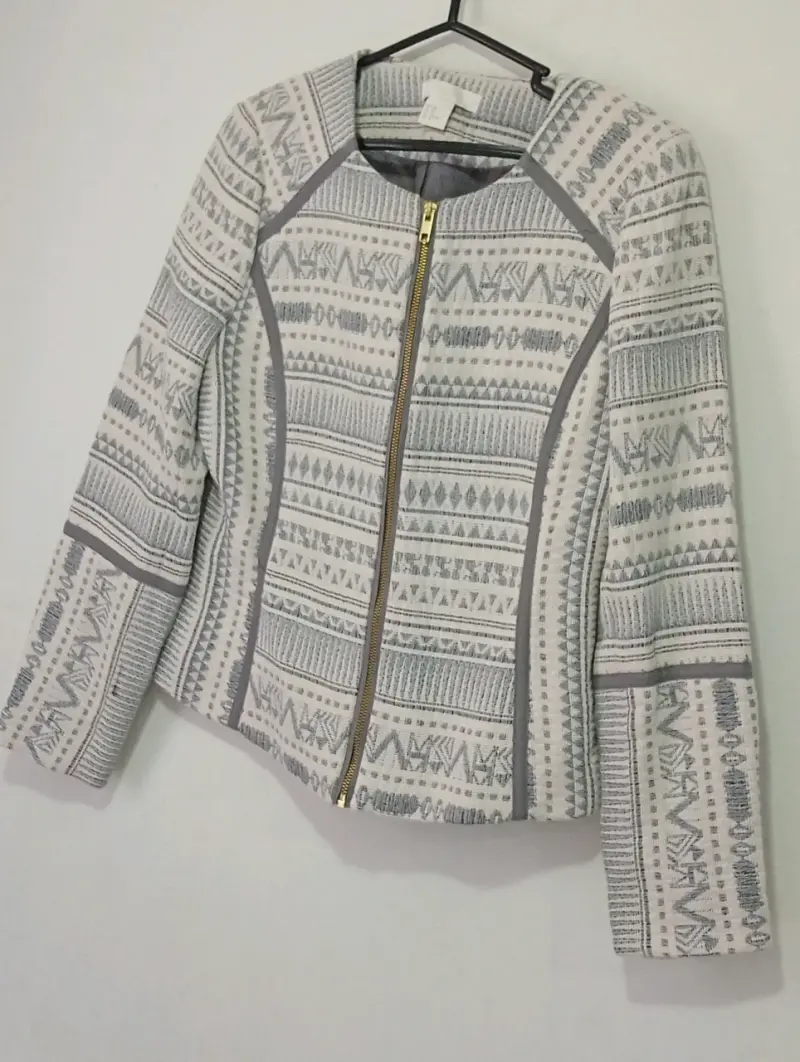 Chaqueta estampada blanco y gris - 1